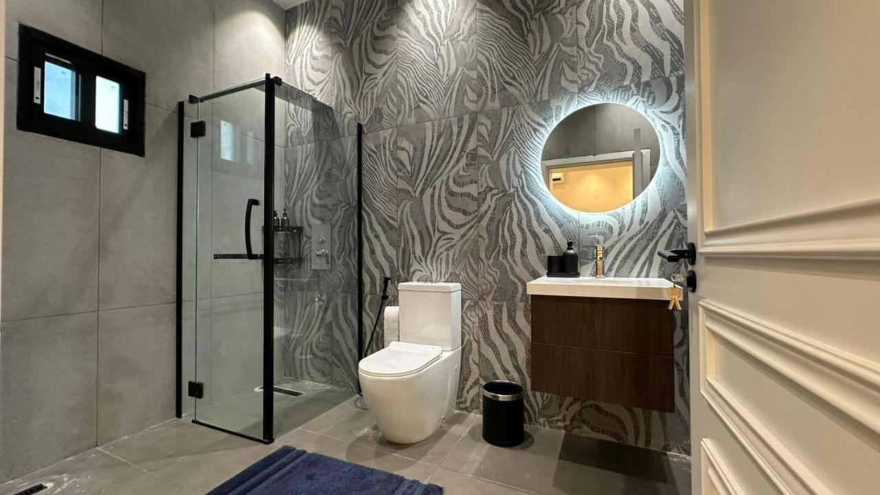 V Hotel In Падже Экстерьер фото